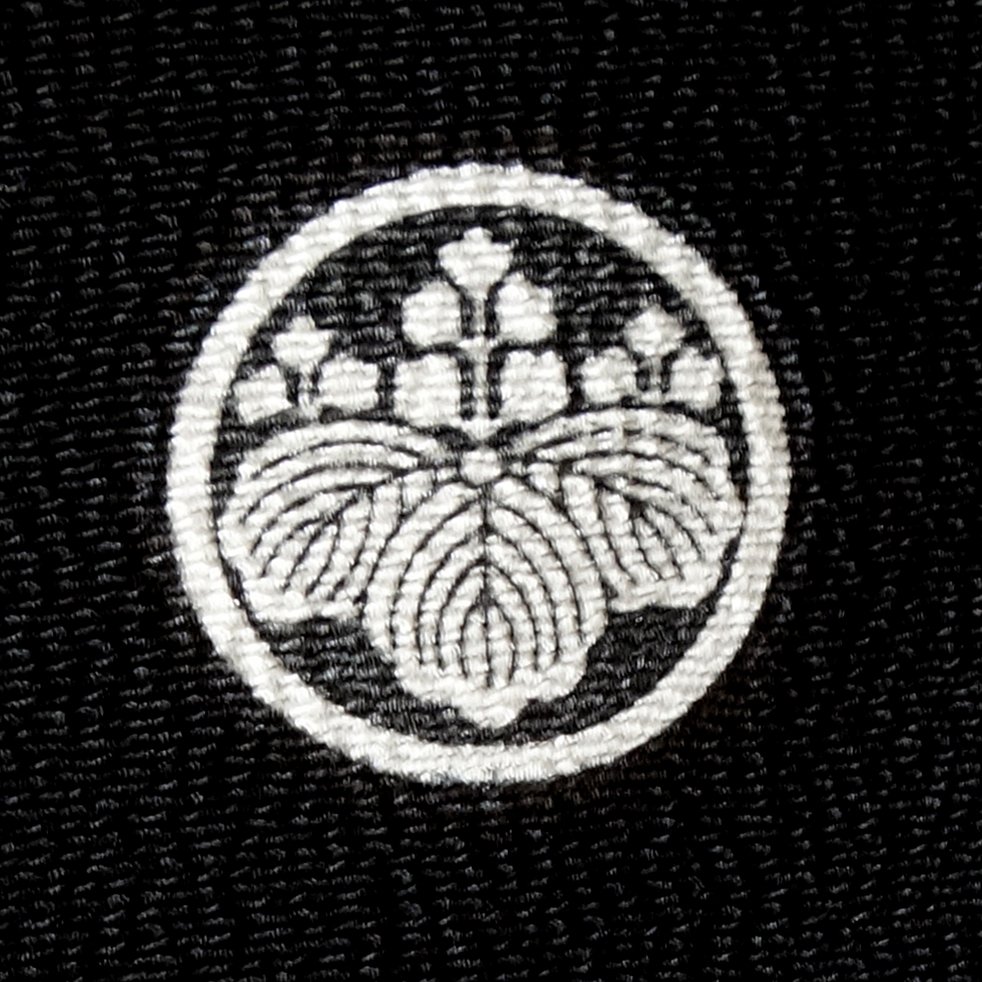 モモンガKIMONO羽織（銀灰菊群）丸に五三桐紋