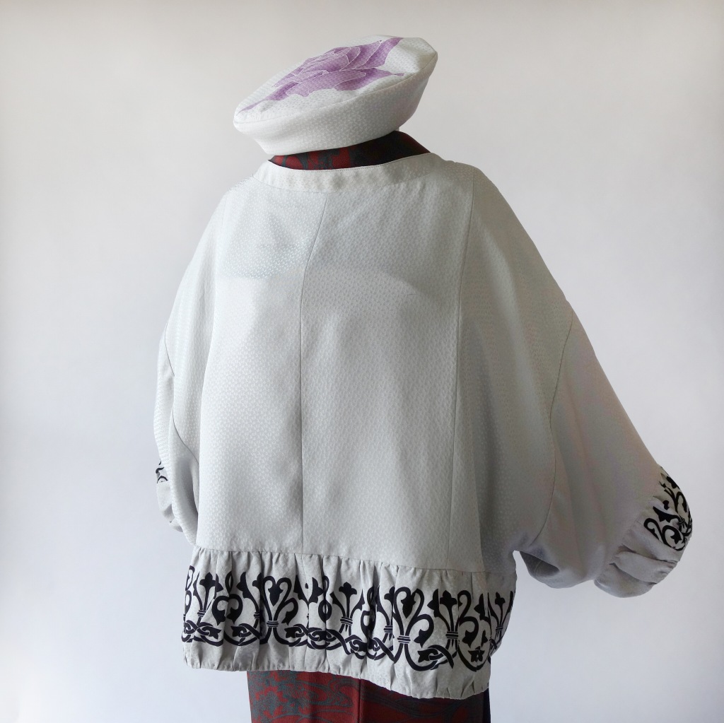 現代的な黒の蔦模様と薔薇柄の蝶袖ギャザー羽織・共生地帽子rikyu