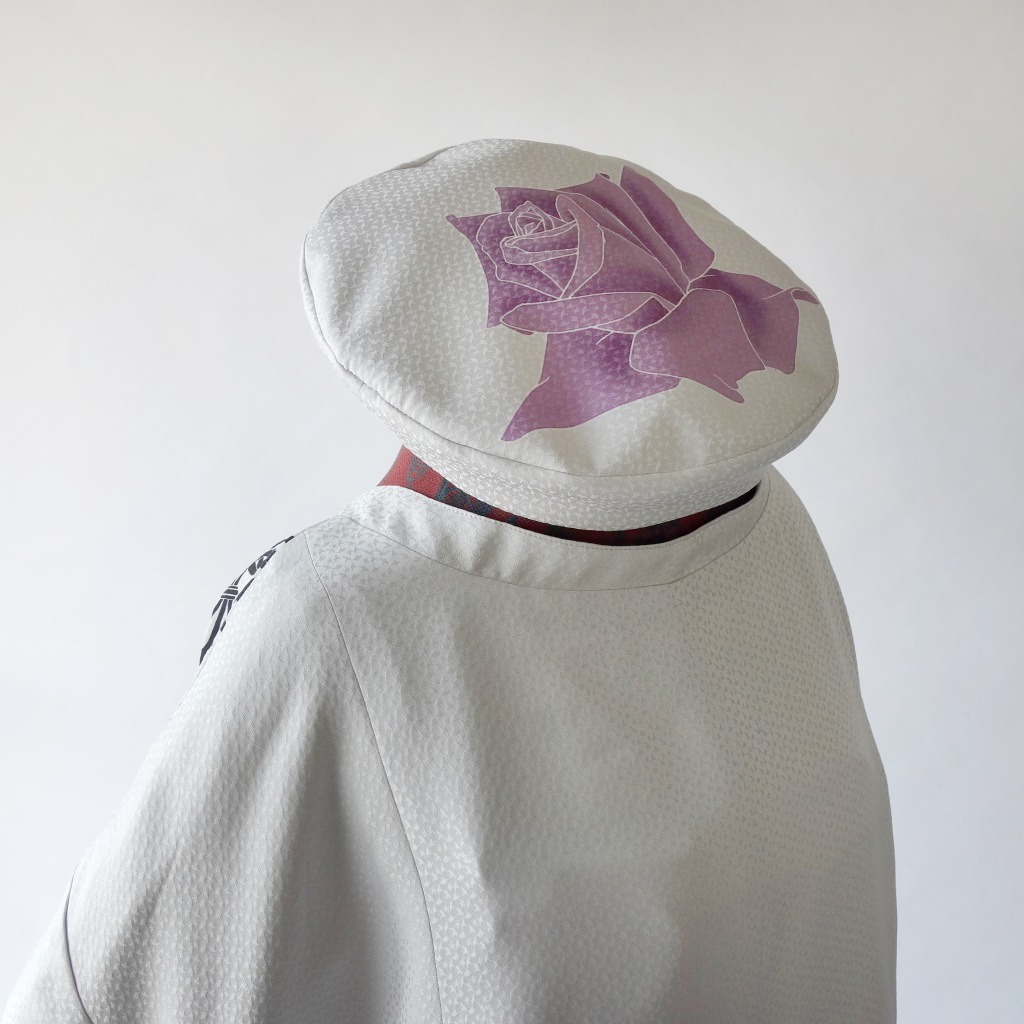 現代的な黒の蔦模様と薔薇柄の蝶袖ギャザー羽織・共生地帽子rikyu