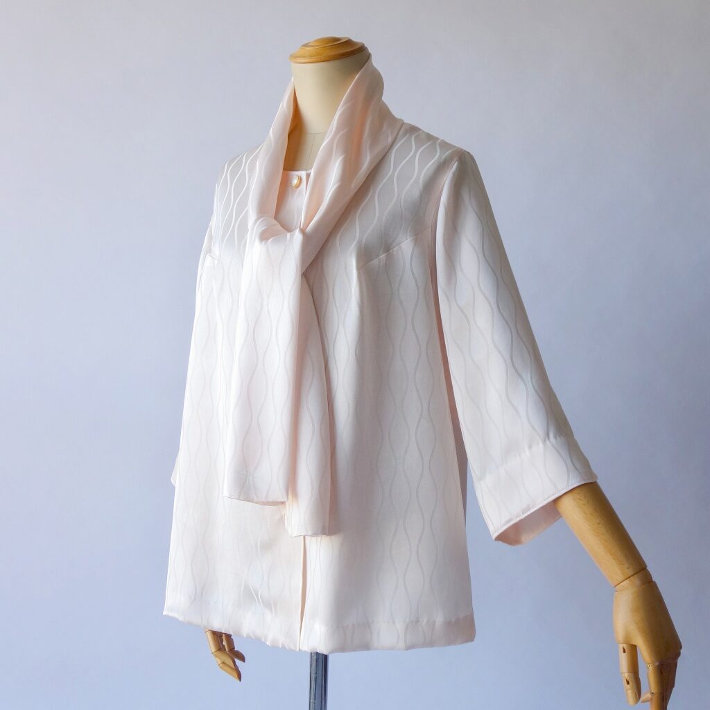 ピンクの立涌デザインブラウス