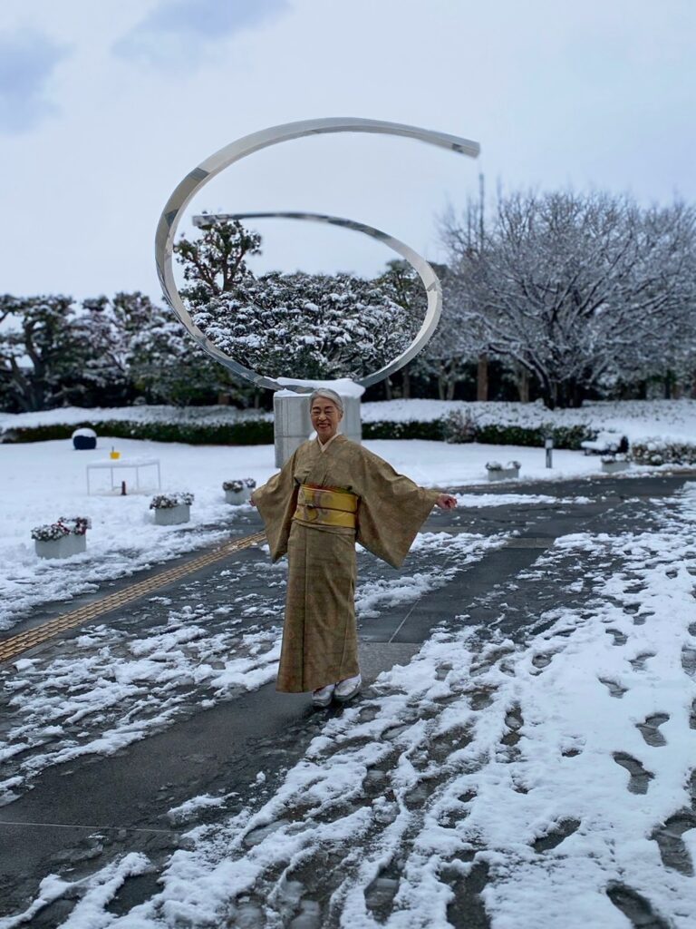 平塚美術館の展示作品と着物スタイル　雪景色のモニュメントと全身
