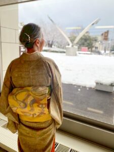 平塚美術館の展示作品と着物スタイル　雪景色の中庭と着物後姿