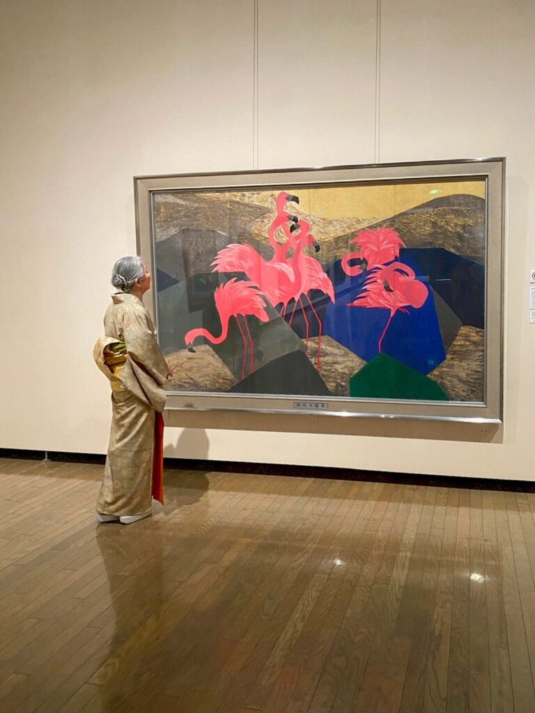 平塚美術館の展示作品と着物スタイル　フラミンゴの絵画と着物全身