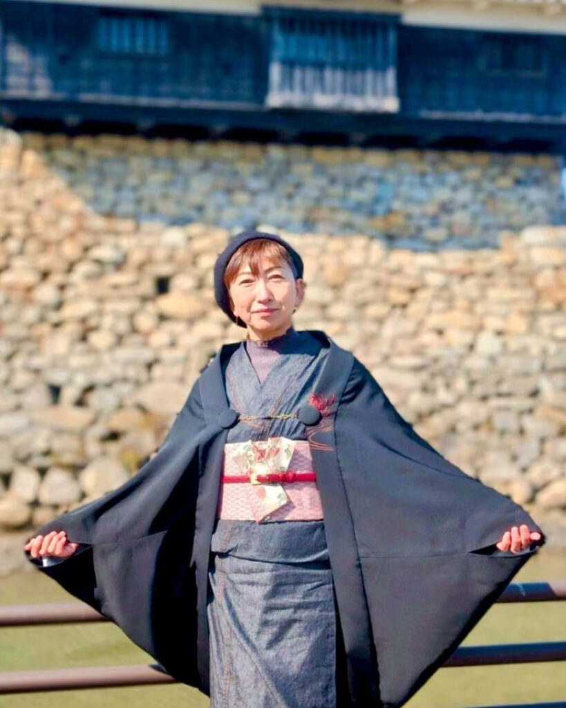 モモンガKIMONO羽織り裏付き 赤い花の未着用絵羽織からのモモンガ着物羽織