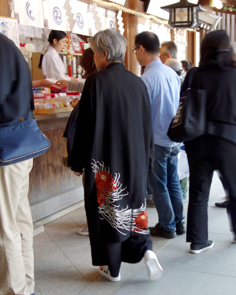 黒留袖リメイク/ユニセックスワンピース/赤い花